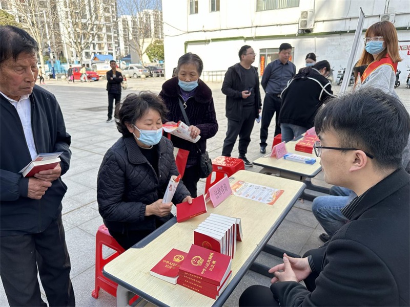 雷锋精神永相随，公益普法进社区